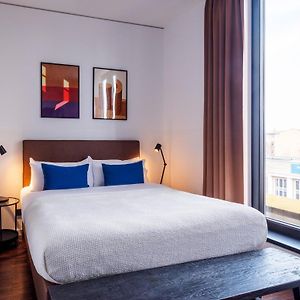 Camera media con letto king size